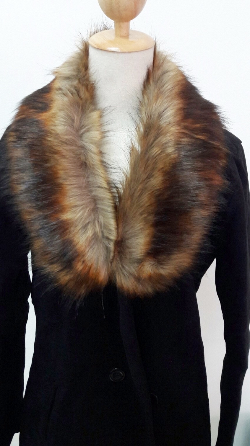 ขนเฟอร์ fur สีน้ำตาลเข้มแซมดำ ขนยาวนุ่ม ใช้ติดเสื้อหนาว หรือใช้พันคอเพิ่มความเก๋ มิกได้กับทุกชุด มาพร้อมกระดุมใส