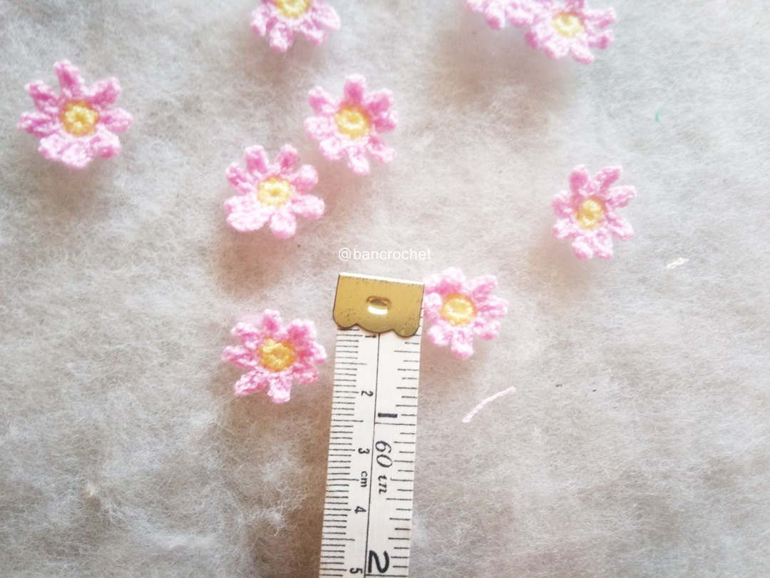 Bancrochet ดอกไม้จิ๋วถักโครเชต์ crochet mini flowers สีชมพูอ่อน 0.5 นิ้ว