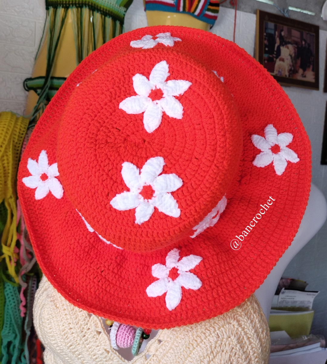Bancrochet หมวกถักโครเชต์สีส้มสดใสประดับดอกไม้ crochet hat ส้ม