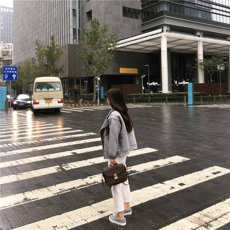 เสื้อกันหนาว สีเทาเข้ม เนื้อผ้าคล้ายๆหนังกลับ+กำมะหยี่ แต่งขนแกะด้านใน ดูดี อุ่นนนน แบบเก๋สุดๆ พร้อมส่ง งานตามแบบ