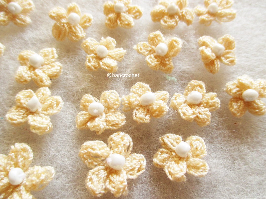 Bancrochet ดอกไม้จิ๋วถักโครเชต์ crochet mini flowers สีครีม 0.5 นิ้ว
