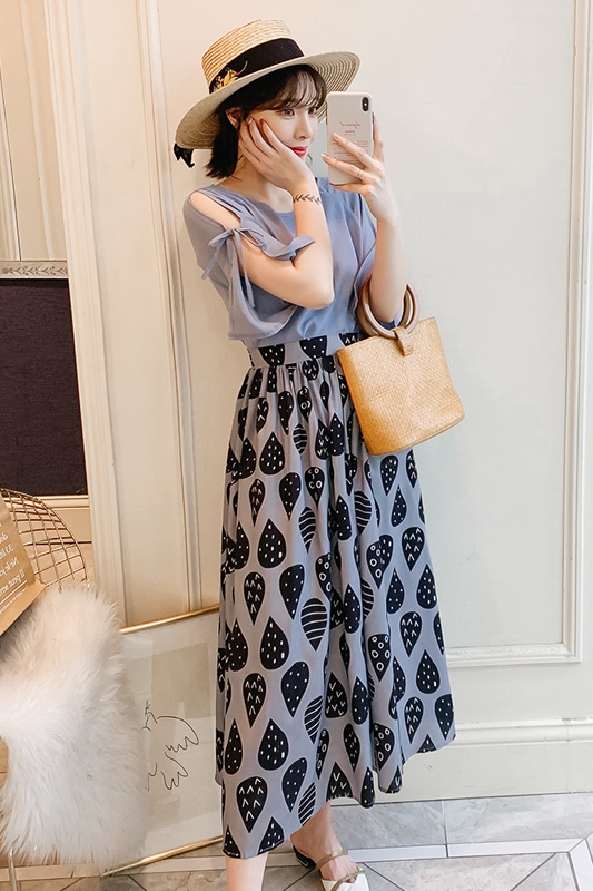 Set_bs1776 ชุดเซ็ท 2 ชิ้น(เสื้อ+กระโปรง) เสื้อแฟชั่นแขนผ่าผูกโบว์สีพื้นฟ้าคราม + กระโปรงยาวลายกราฟฟิคเอวยางยืด ผ้าโพลีเนื้อดีนุ่มใส่สบายผ้าเนื้อดีเรียบสวยไม่ยับง่าย งานเซ็ทเข้าชุดสุดน่ารัก ดีเทลเก๋ๆ ดีงาม แมทช์ได้ลงตัวเข้ากันดูดีที่สุด