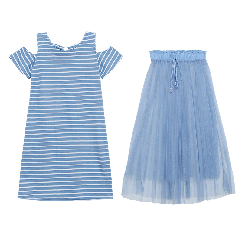 Dress4619 เซ็ท(เดรส+กระโปรง) เดรสยาวเว้าไหล่ลายริ้วสีฟ้าขาวผ้านุ่มยืดหยุ่นสูง+กระโปรงยาวผ้ามุ้งสองชั้นเอวยางยืดสีฟ้าเข้าชุด งานน่ารักเก๋ๆ ดูดีไม่ซ้ำใคร แมทช์ได้ลงตัว ใส่ได้ทุกโอกาส