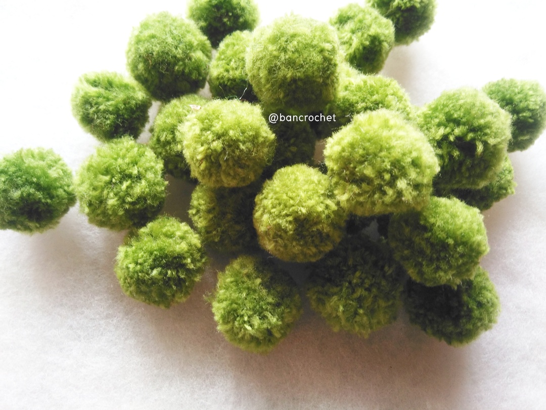 ปอมปอมไหมพรม ขนาด 2.5-3 ซม pom poms crochet เขียวขี้ม้า 2.5-3 ซม.