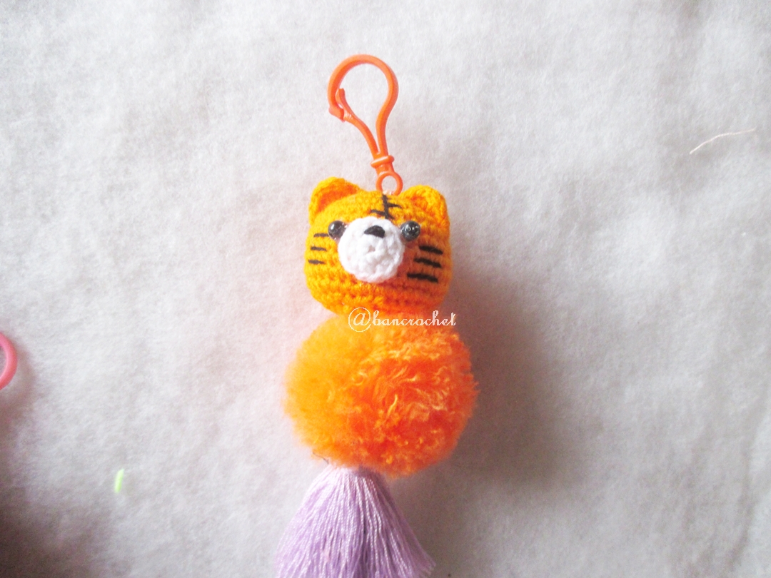 พวงกุญแจปอมปอมหมีพูห์ pompoms pooh crochet keychain
