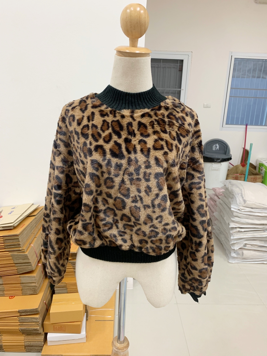 เสื้อแขนยาว ลายเสือดาว สุดเซ็กซี่ ผ้าเนื้อกำมะหยี่นุ่ม จั๊มแขน-เอว พร้อมส่ง ตามภาพเลยจ้า