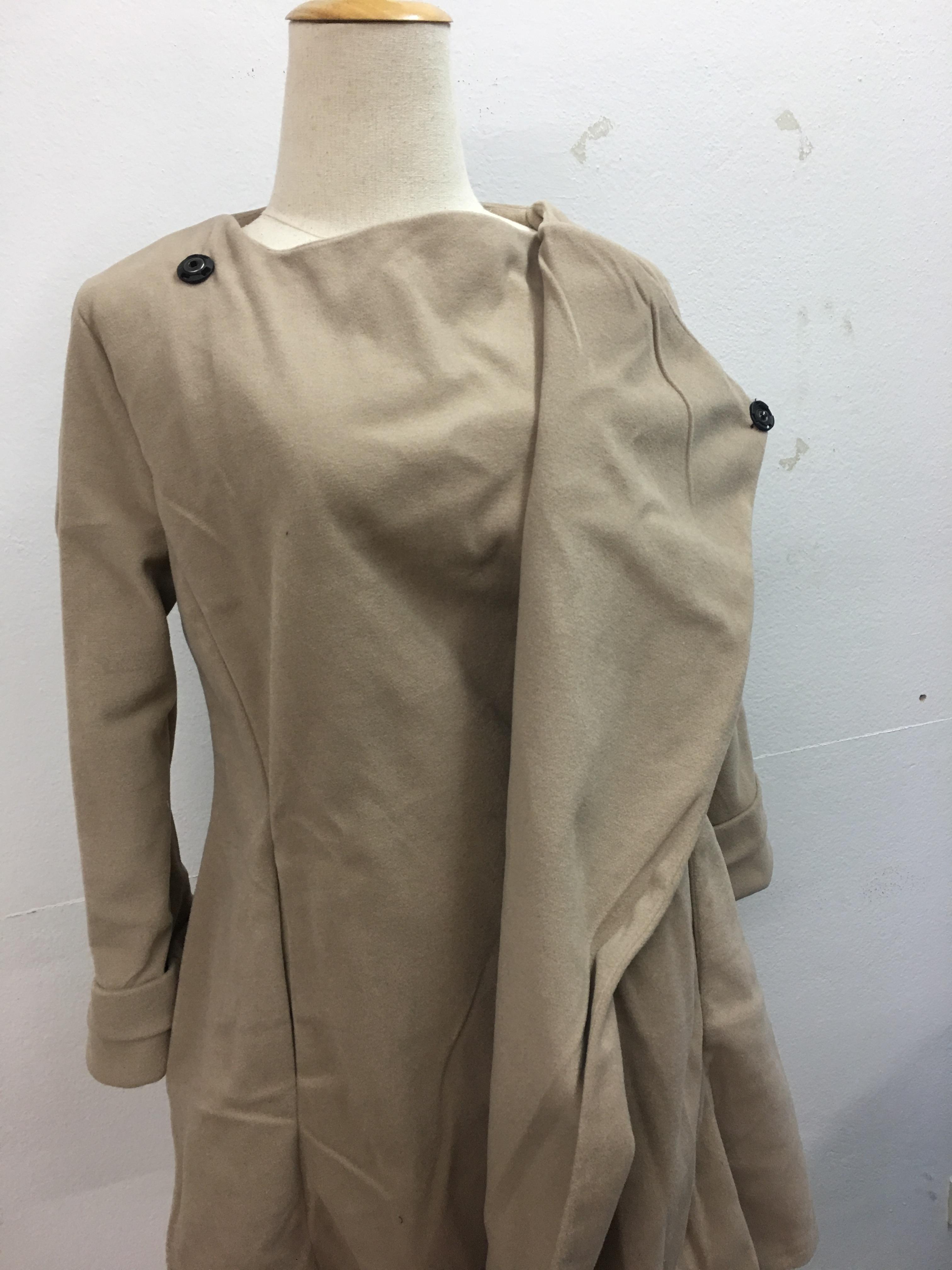 เสื้อโค้ทกันหนาว ทรงสวยสีกรมท่า ใส่เป็นเดรสได้เลย แบบผู้ดีมาก ผ้าวูลผสมสักกะหลาด บุซับในกันลม จะใส่เป็นเดรส หรือใส่เป็นเสื้อโค้ทปกติก็เก๋ค่า พร้อมส่งจ้า สีกรมท่า