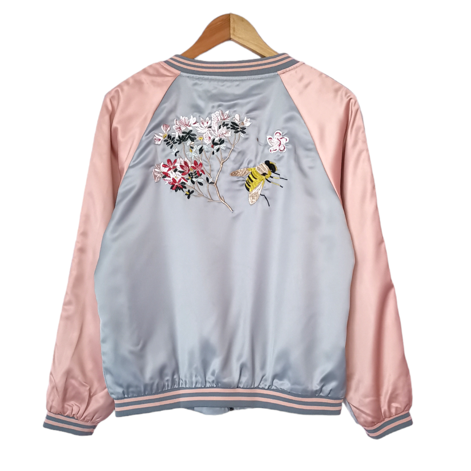 Blouse3847 เสื้อคลุมแจ็คเก็ตแขนยาวทรงเบสบอลงานปัก ซิปหน้า ผ้าซิลค์ซาตินเกรดพรีเมียมเนื้อดีหนานุ่มบุซับในอย่างดี ผ้าดีงานสวยเหมือนราคาหลักพัน แมทช์กับอะไรก็เข้า สวมใส่ได้ทุกโอกาส