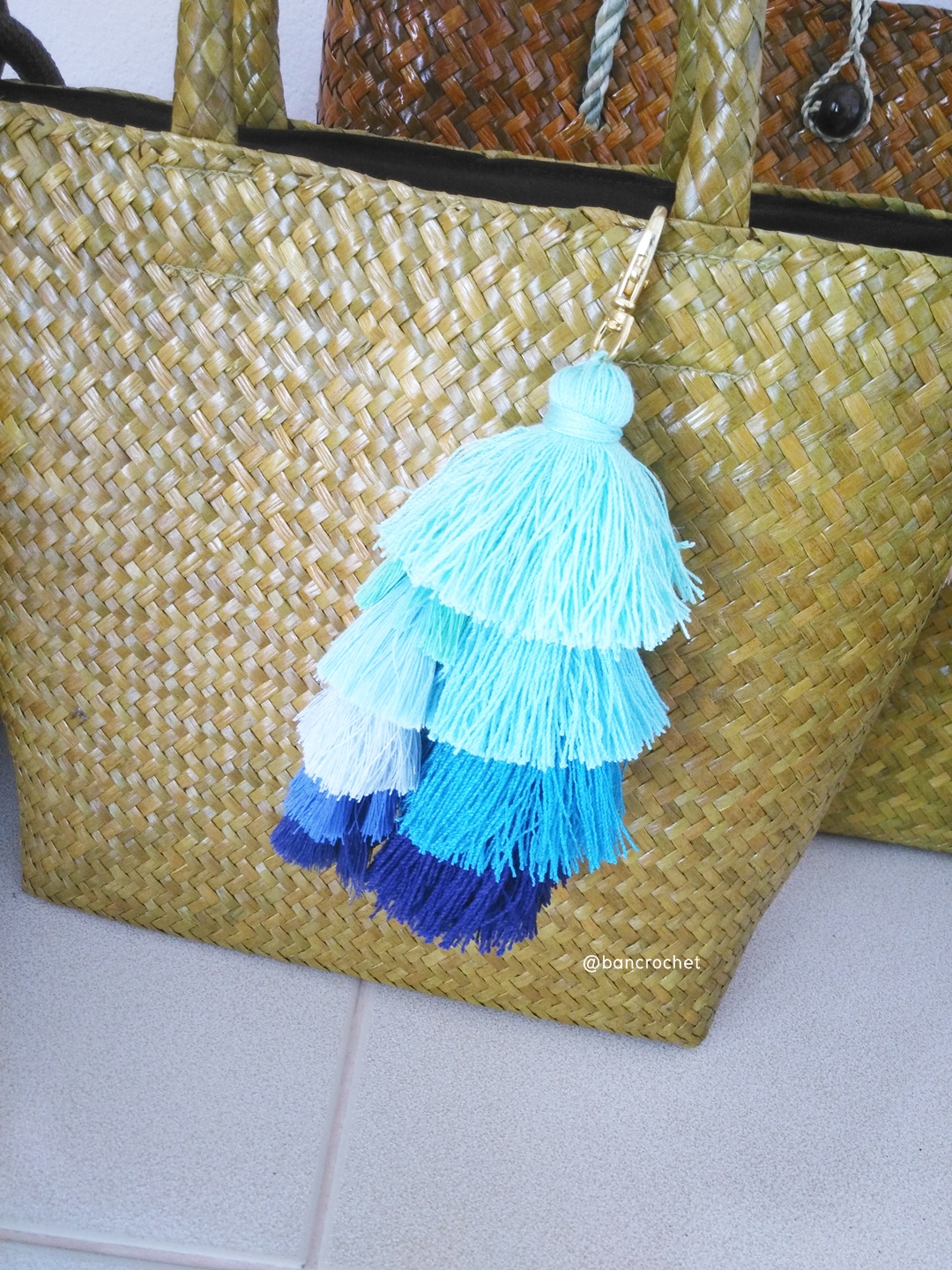 Bancrochet พวงกุญแจพู่ห้อยกระเป๋า tassels pompoms keychains (เฉพาะขายส่ง อันละ 100 บาท สั่ง 12 ชิ้นขึ้นไป only wholesale) หลากสี 5.5-6นิ้ว