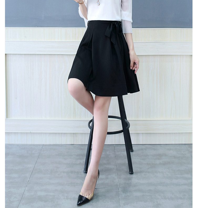 Skirt365 กระโปรงสีดำมีผ้าผูกเอว ซิปหลัง เอวจับจีบรอบช่วยอำพรางหุ่น ผ้าคอตตอนบอดี้สูทเนื้อดีหนามีน้ำหนักทิ้งตัว งานสวยแมทช์กับเสื้อทรงไหนก็เข้า