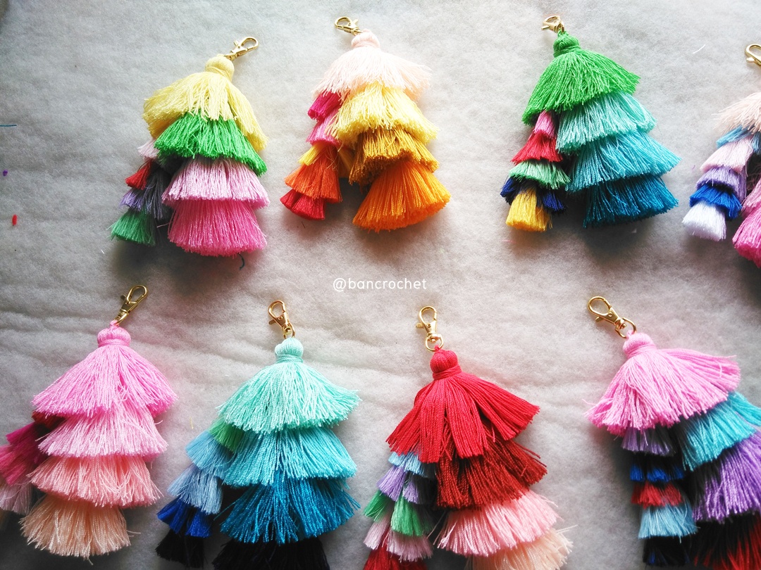 Bancrochet พวงกุญแจพู่ห้อยกระเป๋า tassels pompoms keychains (เฉพาะขายส่ง อันละ 100 บาท สั่ง 12 ชิ้นขึ้นไป only wholesale) หลากสี 5.5-6นิ้ว
