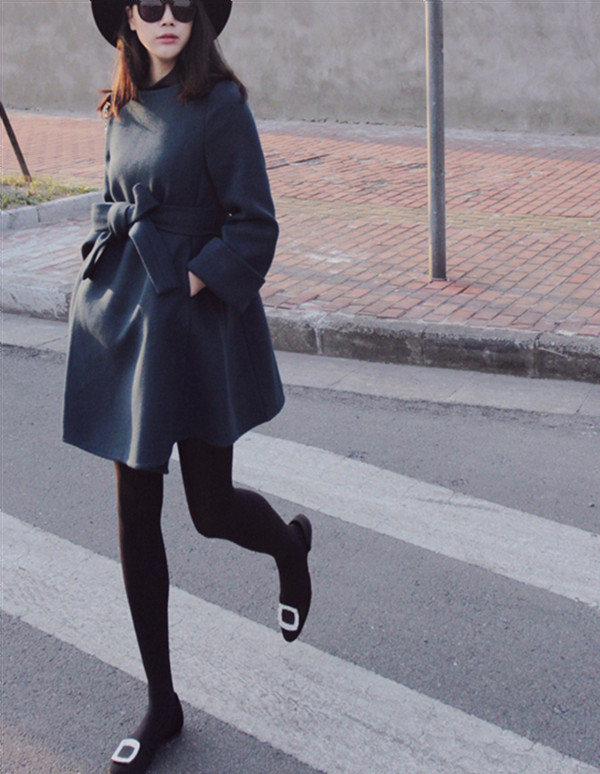 เสื้อโค้ทกันหนาว ทรงสวยสีกรมท่า ใส่เป็นเดรสได้เลย แบบผู้ดีมาก ผ้าวูลผสมสักกะหลาด บุซับในกันลม จะใส่เป็นเดรส หรือใส่เป็นเสื้อโค้ทปกติก็เก๋ค่า พร้อมส่งจ้า สีกรมท่า