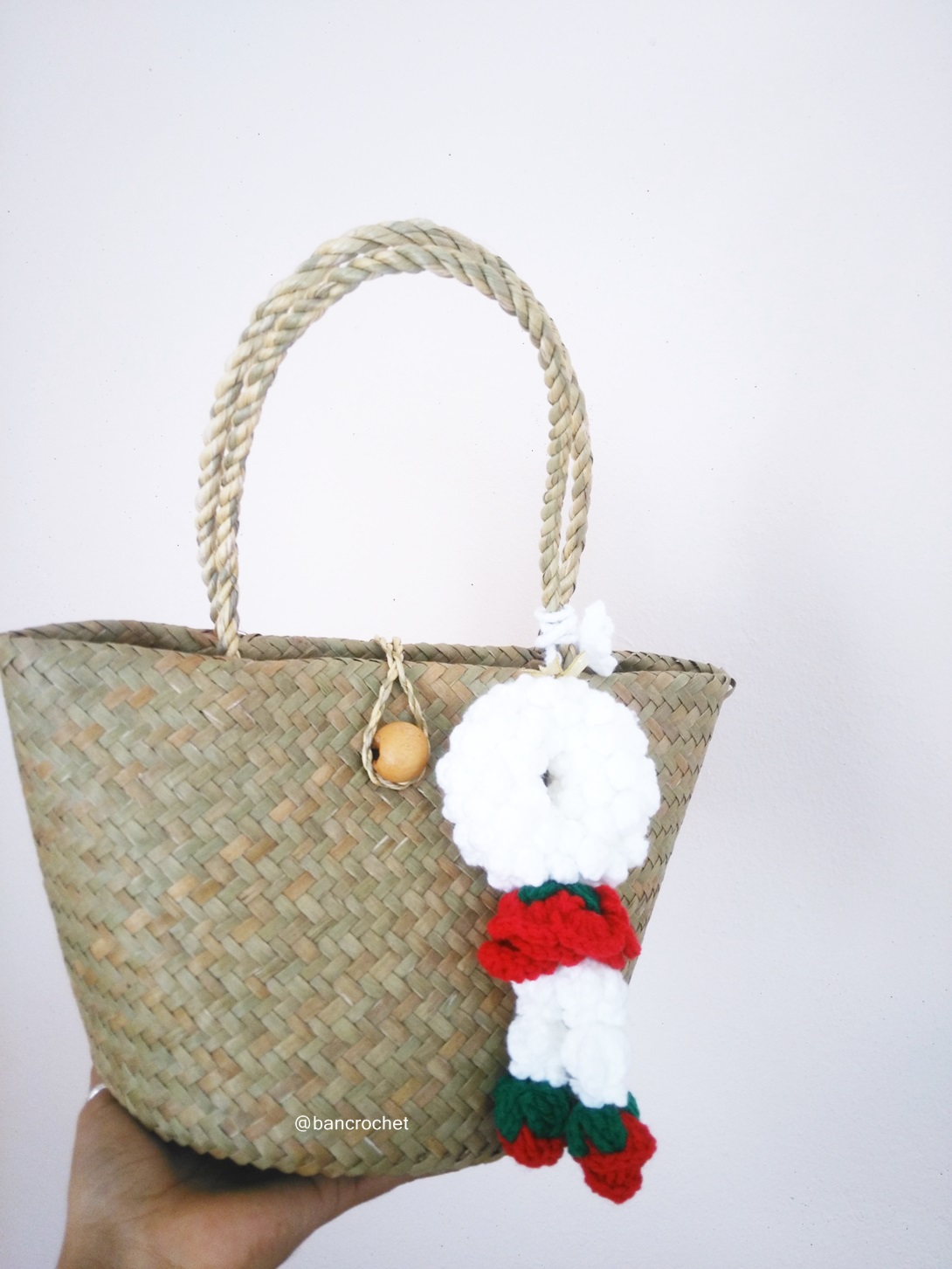 Bancrochet กระเป๋าสานกระจูดประดับพวงมาลัย grajood basket weave bags คละสี 7*10*7*12 นิ้ว