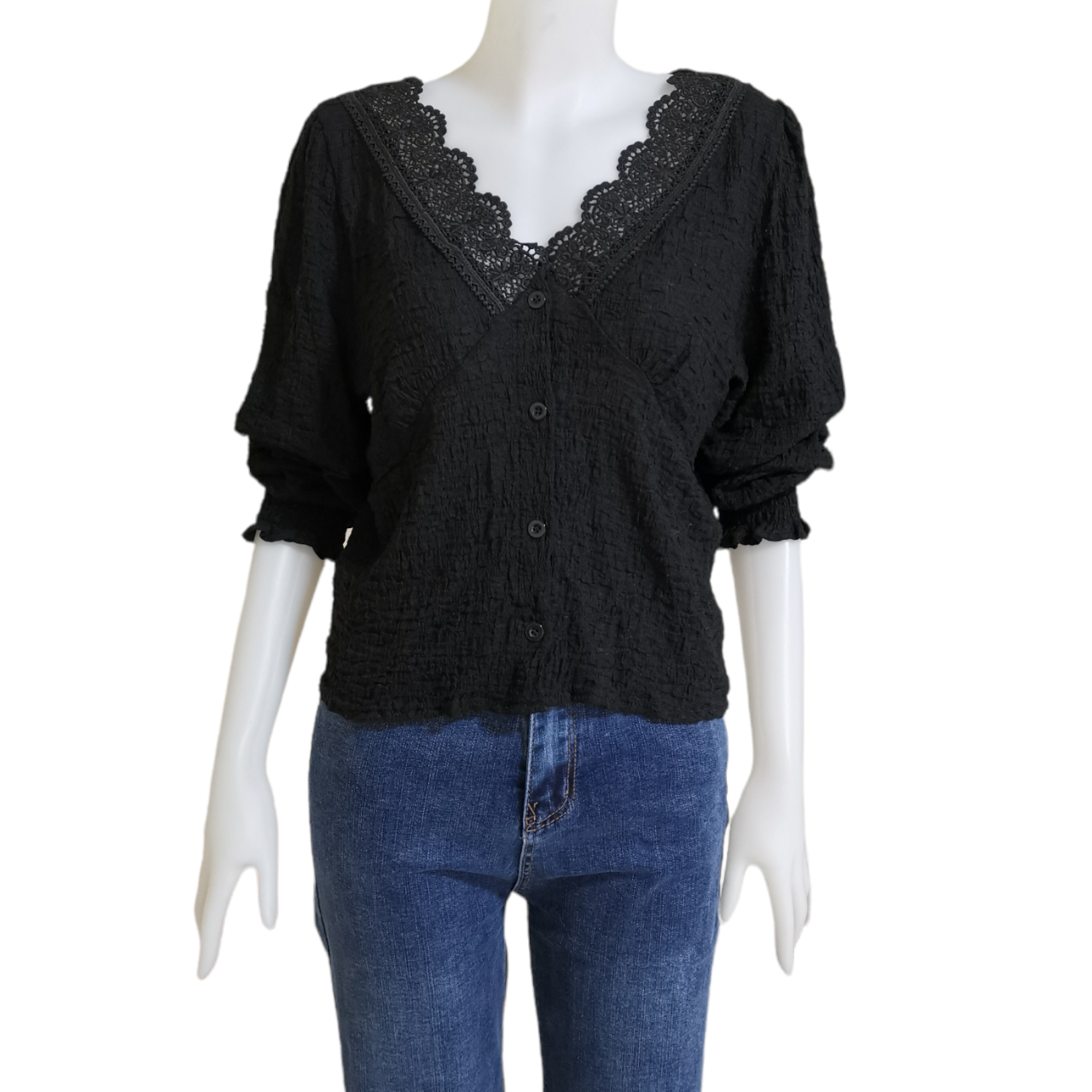 Blouse4040 เสื้อแขนยาวคอวีแต่งลูกไม้สีดำ กระดุมผ่าหน้า ผ้าโพลีเนื้อดีมีความยืดหยุ่นใส่สบาย งานน่ารัก แมทช์กับขาสั้นหรือขายาวก็ดูดีไม่แพ้กัน