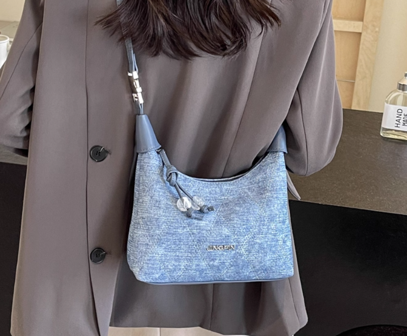 กระเป๋าสะพายข้าง ผู้หญิง ผ้ายีนส์ กระเป๋าสะพายใหญ่ สวย ๆ ผสมผสาน กับหนังแท้ อย่างลงตัว 217973