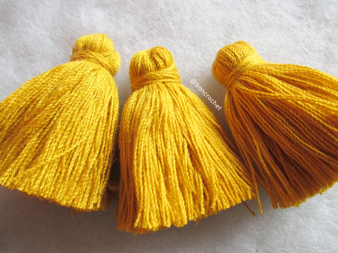 พู่แบบหนาฟู ขนาด 2 นิ้ว 4 ply tassel crochet acrylic yarn 4 ply เหลืองทอง 2 นิ้ว