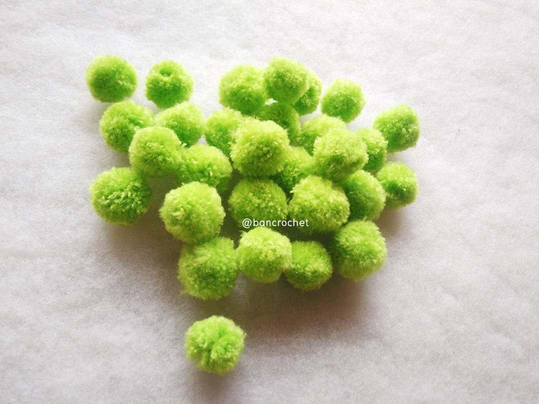 ปอมปอมไหมพรม ขนาด 2.5-3 ซม pom poms crochet เขียวใบไม้ 2.5-3 ซม.
