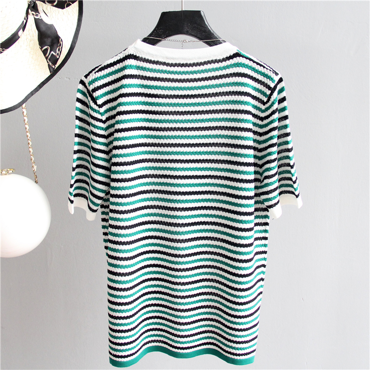 Blouse4037 เสื้อแฟชั่นนำเข้า เสื้อไหมพรมลายริ้วโทนสีขาวเขียว งานผ้าไหมพรมเนื้อดีนุ่มเนียนยืดขยายได้เยอะมาก ผ้ามีน้ำหนักทิ้งตัว ทรงปล่อยใส่สบาย งานสวยใส่ง่ายน่ารักมาก แมทช์กับอะไรก็เข้า