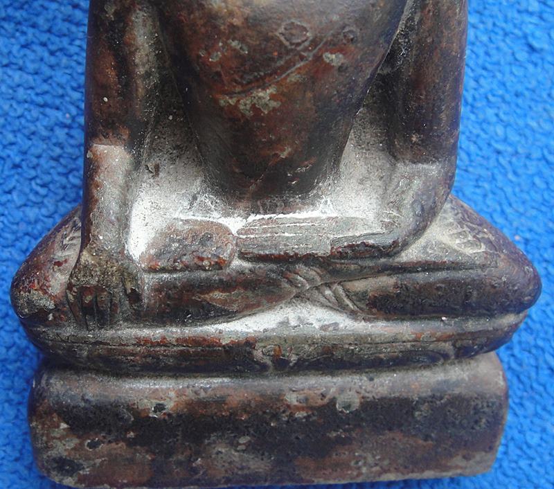 พระหินแกะพระพุทธหลังธรรมจักร