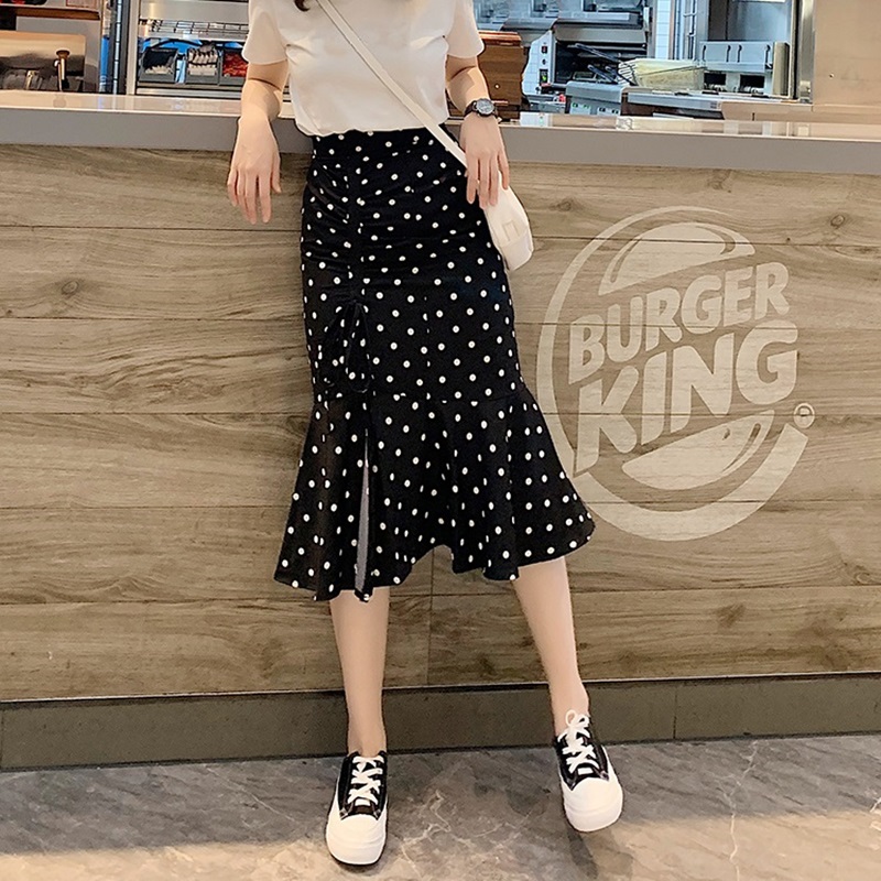 Skirt366 กระโปรงเอวสูงชายระบายลายจุดสีดำ ซิปหลัง มีซับใน ผ้าโพลีเนื้อดีเรียบสวยไม่ยับง่าย งานดีทรงดีลายสวย ดีเทลเก๋ๆ ดีงาม แมทช์กับเสื้อทรงไหนก็เข้า ใส่เที่ยว/ใส่ทำงานได้