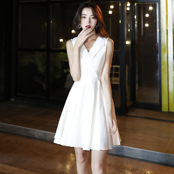 ชุดราตรี ชุดราตรีสวยหรู แบบ ทันสมัย Evening dress