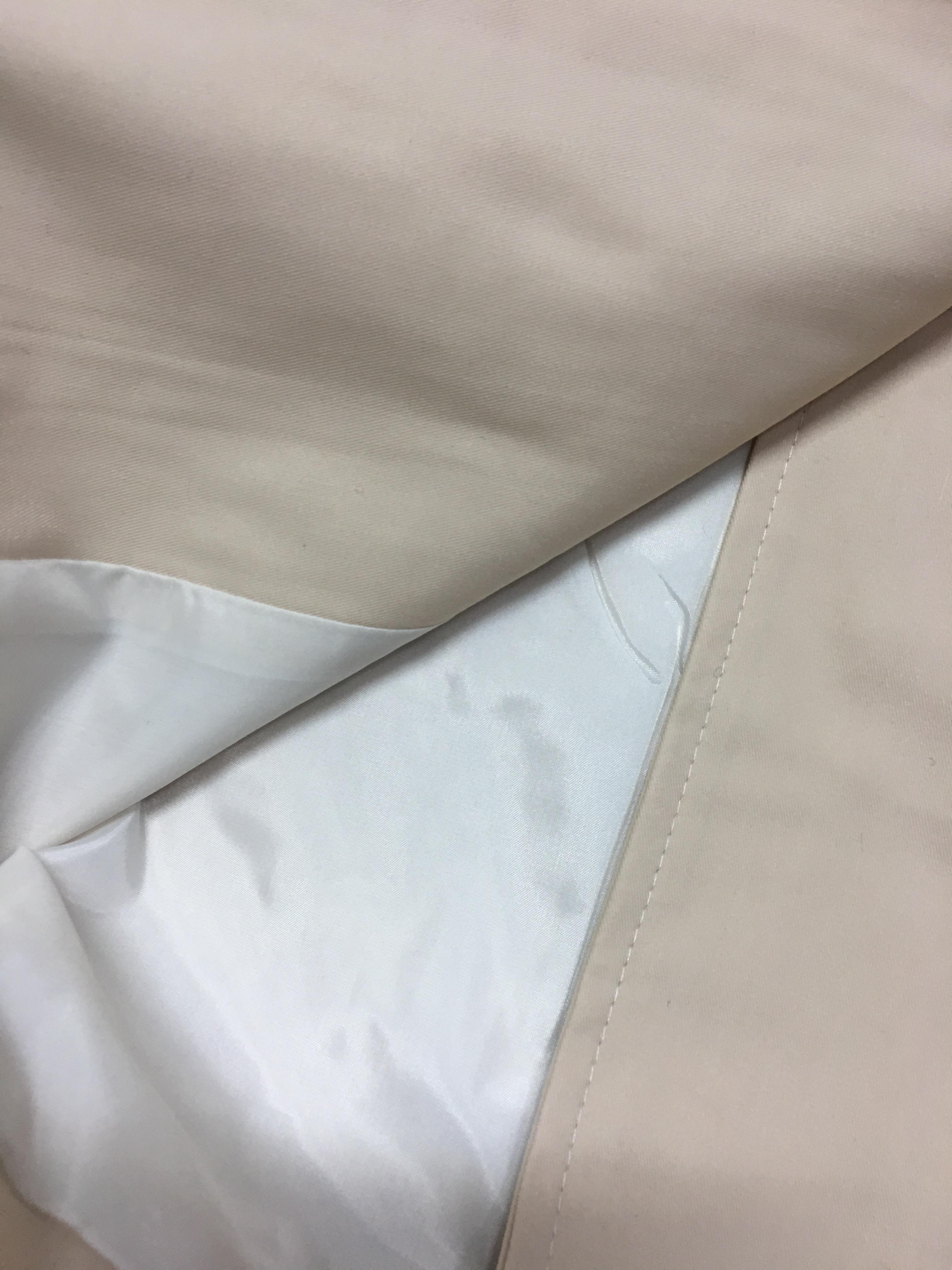 เสื้อโค้ท สีครีม ใส่คลุมตัวนอกกันหิมะได้ ผ้าในล่อนเนื้อดีบุซับในกันลม ดูไม่หนา แต่อุ่นพอตัวเลยจ้า งานดีคุณภาพตามแบบเลยจ้า งานตามแบบ