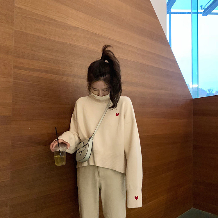 ห้ามพลาด Sweater เสื้อสเวทเตอร์ไหมพรม คอเต่า แต่งลายปักหัวใจ งานดี ไหมพรมเนื้อดี สายเกาหลีห้ามพลาดน้าาา ครีม freesize
