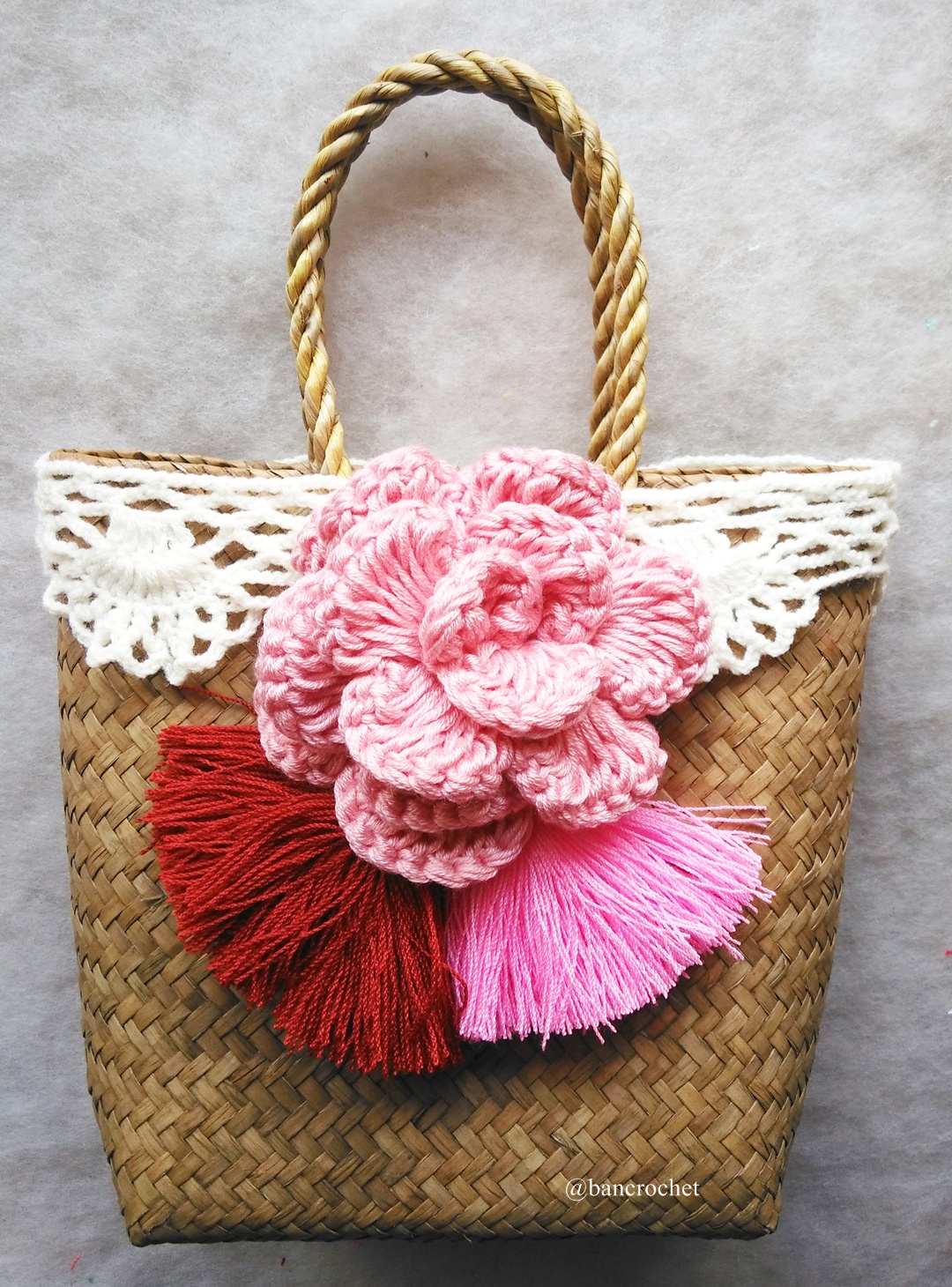 กระเป๋ากระจูดสาน ประดับดอกไม้ ขนาด 7*7*3.5*9.5 นิ้ว basket weave bags ธรรมชาติ