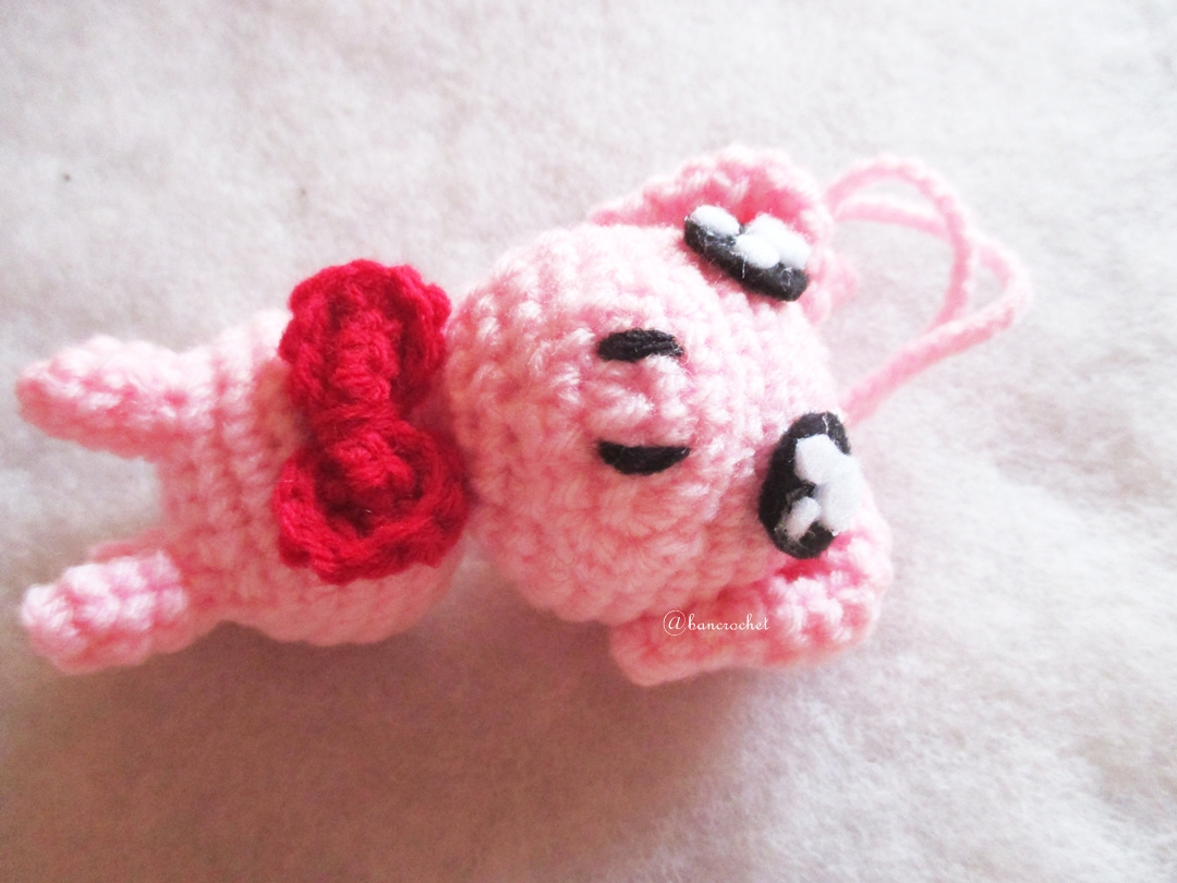 พวงกุญแจหมูถักไหมพรม ขนาด 4 นิ้ว pig crochet keychain 4 inch