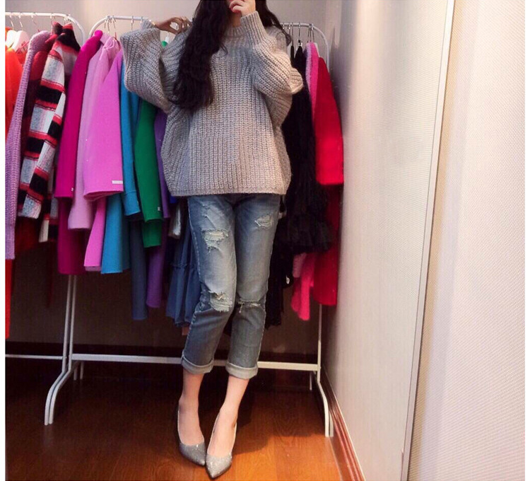 Sweater เสื้อไหมพรมถัก มีประกายวิ้งๆ ในตัว สีเทา ใส่ตัวเดี๋ยวได้เลยเก๋ๆ ยืดได้เยอะ น่ารักมากจ้าา สีเทา