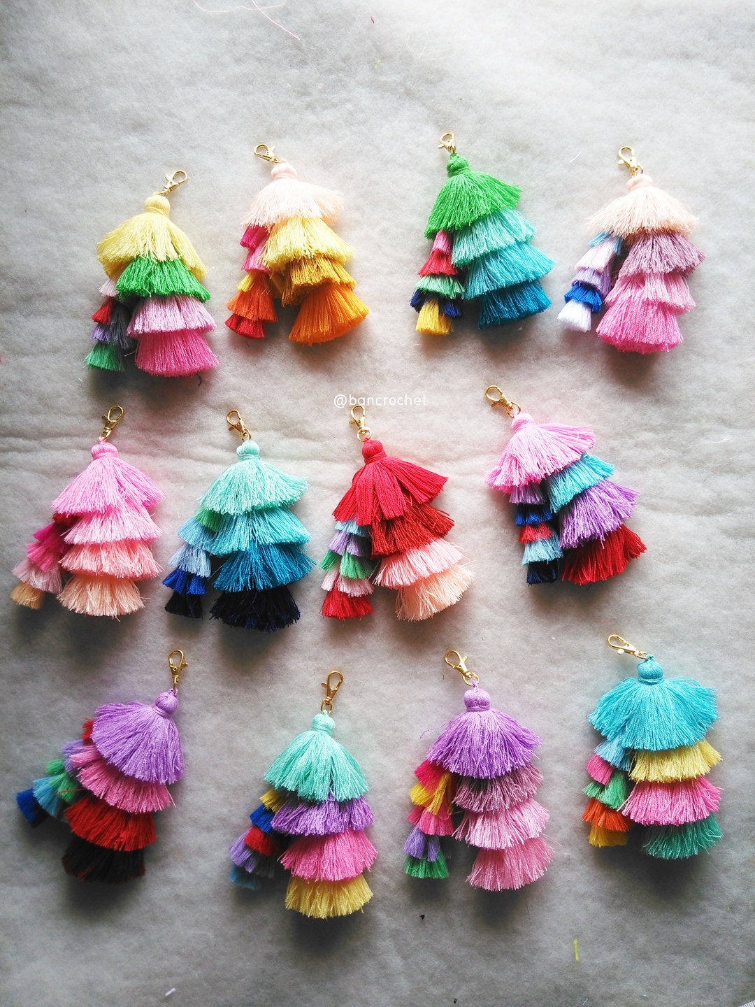 Bancrochet พวงกุญแจพู่ห้อยกระเป๋า tassels pompoms keychains (เฉพาะขายส่ง อันละ 100 บาท สั่ง 12 ชิ้นขึ้นไป only wholesale) หลากสี 5.5-6นิ้ว