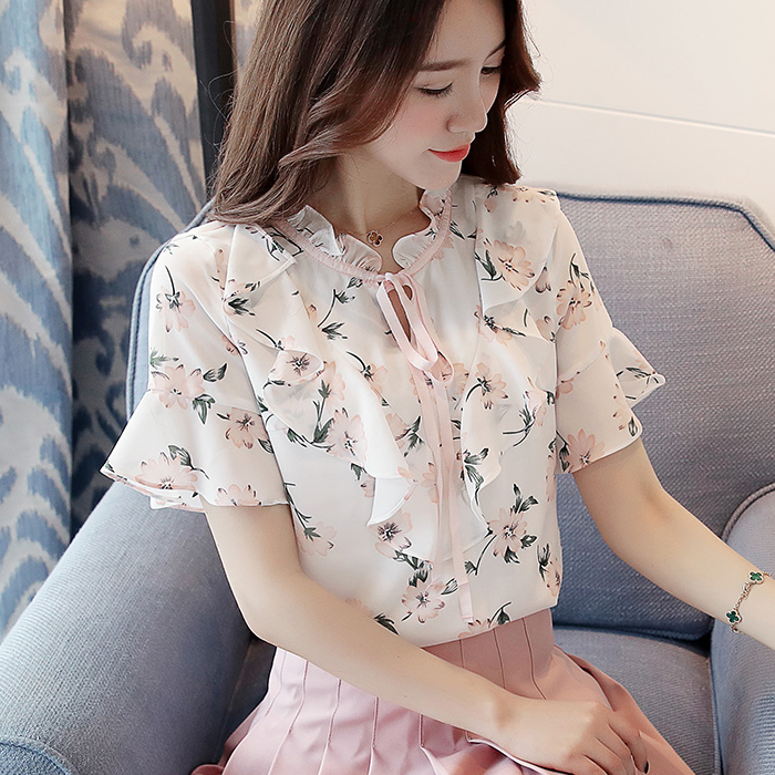 Blouse3788 เสื้อชีฟองสีครีมลายดอกไม้สีชมพู แต่งระบายที่คอ ช่วงอกและปลายแขน ผ้าชีฟองเกรดพรีเมียมเนื้อดีหนาสวย มีซับในอย่างดี งานสวยผ้านุ่มใส่สบาย แมทช์กับอะไรก็สวย