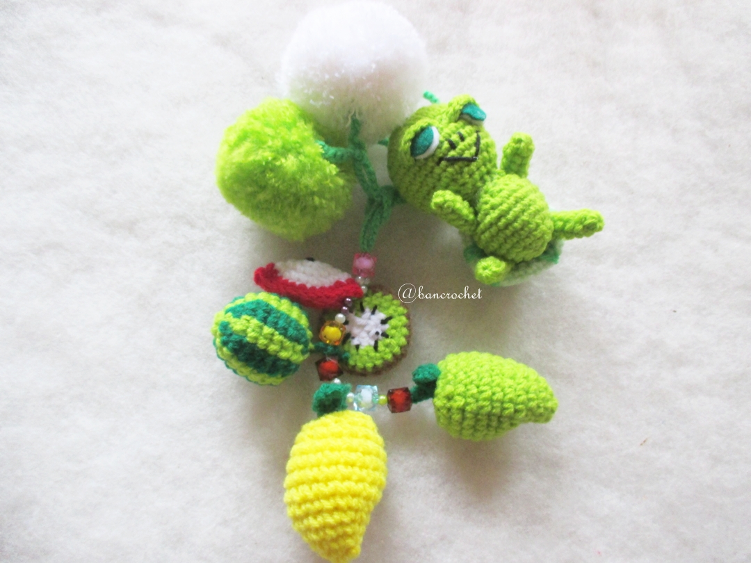 พวงกุญแจเต่าห้อยกระเป๋าถักโครเชต์ติดพู่ปอมปอมผลไม้ pompom tassel crochet