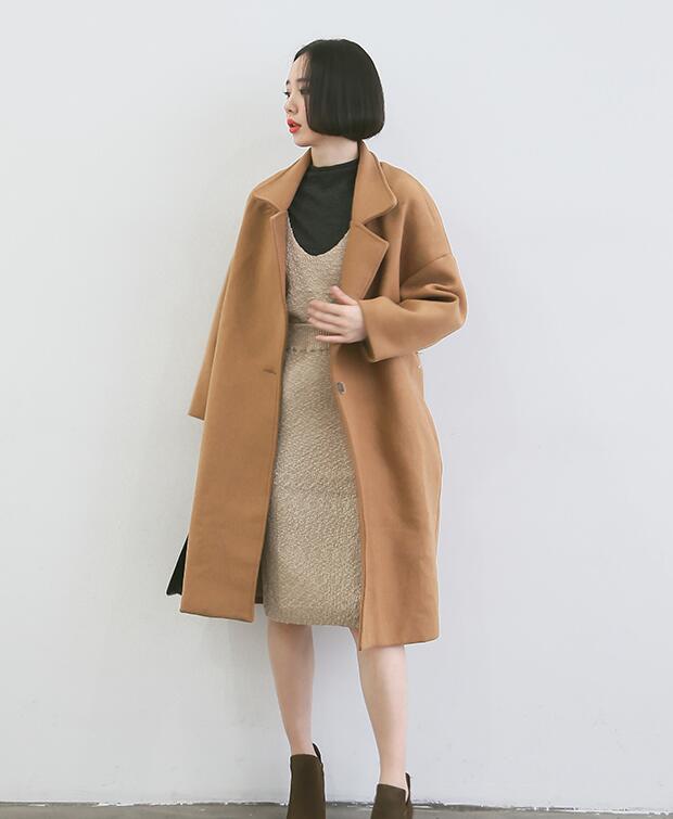 เสื้อโค้ทกันหนาว ทรงสวย สีน้ำตาลครีม แบบผู้ดี ผ้าวูลผสมผิวสัมผัสดี ผ้าเนื้อหนา บุซับในกันลม จะใส่คลุม หรือใส่เป็นเสื้อโค้ทปกติก็เก๋ค่า งานดีเลยน้ารุ่นนี้ พร้อมส่งจ้า สีน้ำตาลครีม โทนอ่อนกว่าในภาพนิดนึง
