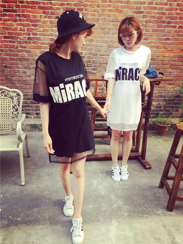 เดรส ผ้าตาข่าย แนวๆ มี 2 ชิ้นนะคะ เสื้อตัวในสกรีนลาย ตัวนอกผ้าตาข่ายแต่งลายอีกชั้น จะใส่รวมหรือแยกก็เก๋จ้า สีขาว/สีดำ