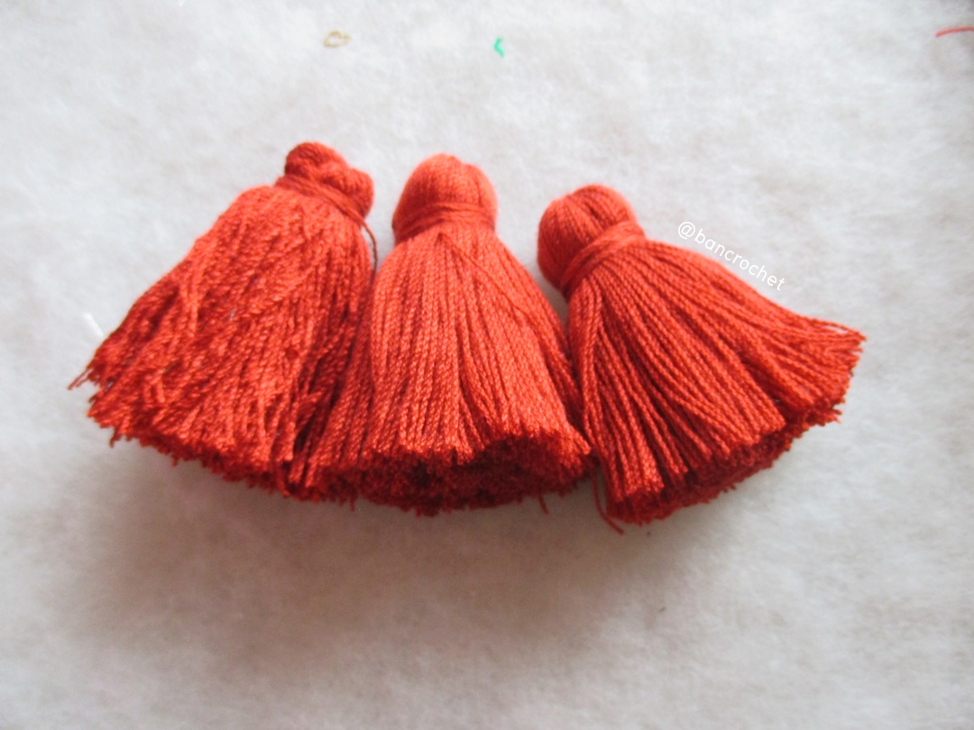 พู่แบบหนาฟู ขนาด 2 นิ้ว 4 ply tassel crochet acrylic yarn 4 ply แดงเข้ม 2 นิ้ว