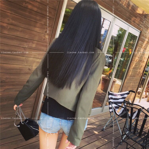 เสื้อคลุมตัวสั้น แต่งปก 2 ชั้น ทรงสวย สีเขียวทหาร ผ้าเนื้อดี ทิ้งตัว ไม่หนามาก ใส่คลุมกำลังดี เท่ๆ สีเขียวทหาร