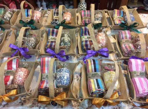 กระเช้าผ้ากระสอบสำหรับใส่เซรามิค...ร้านเซรามิครัตนโกสินทร์ จ.ราชบุรี