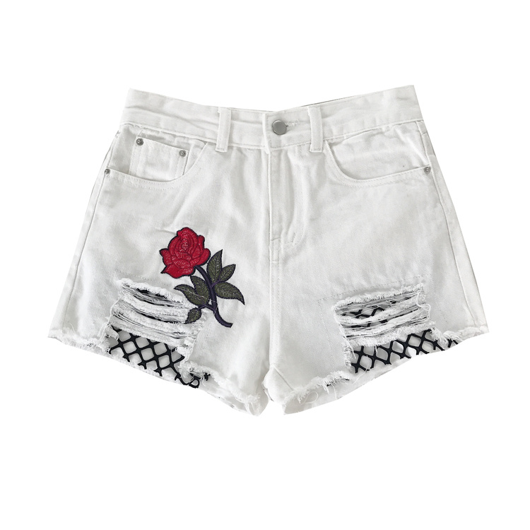 กางเกงยีนส์ขาสั้น สีขาว ปักลายดอกกุหลาบ แต่งชายกางเกงขาดเห็นต่าขายสีดำด้านใน ขาว