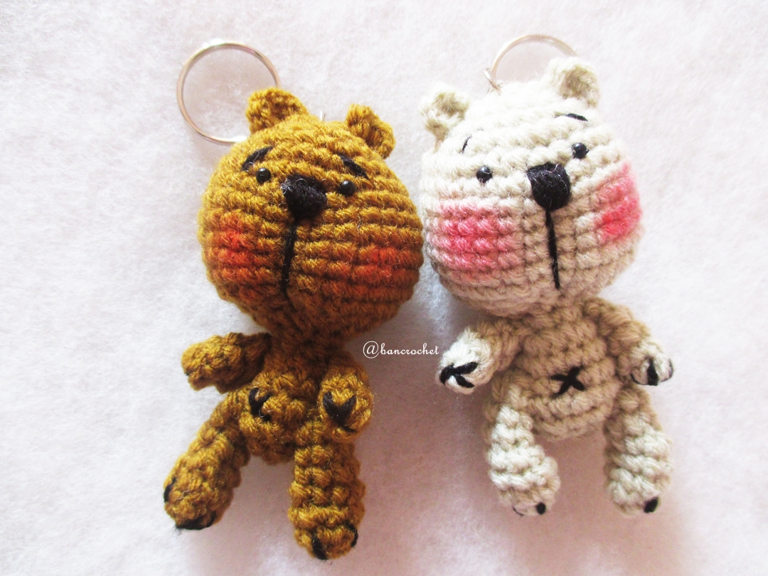พวงกุญแจตุ๊กตาหมีถัก ขนาด 4 นิ้ว bear amigurumi crochet keychain 4 inches