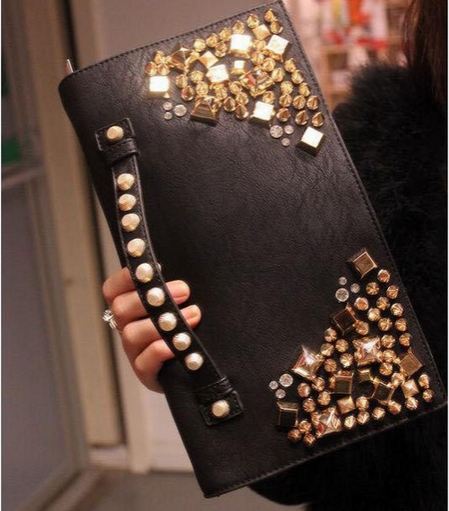 กระเป๋าคลัทช์ กระเป๋าถือ ออกงาน กลางวัน และ กลางคืน กระเป๋าหนัง ทรงแบน สีดำ กระเป๋าคลัช ติดหมุด สีทอง แฟชั่น สุดเก๋ แนว สาวไฮโซ 384180