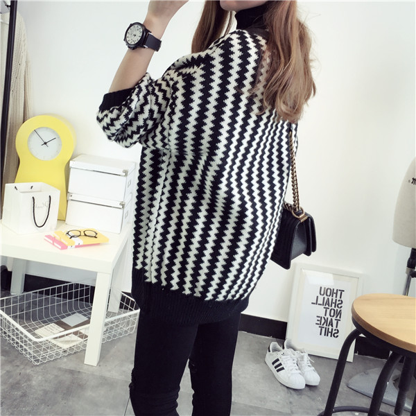 เสื้อไหมพรมคอปีน เนื้อดี ลายขาวดำเก๋ๆ ทรงสวย ไม่เหมือนใคร พร้อมส่งจ้า