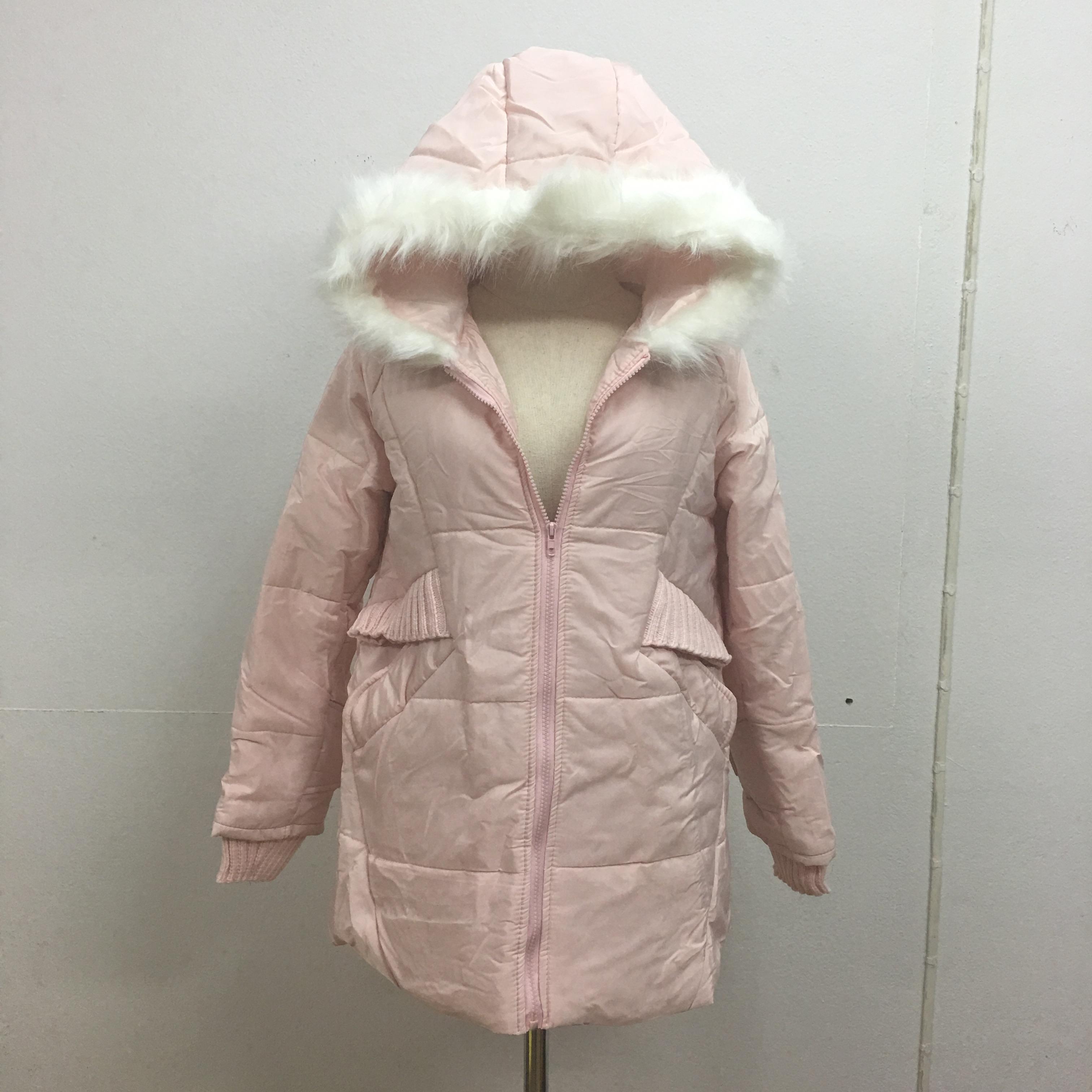 เสื้อโค้ทกันหนาว สีชมพูอ่อน ประดับเฟอร์สีขาวขนสั้นเนื้อแน่นที่ฮู้ด ผ้าร่มเนื้อดีกันลม แต่งไฟมพรมถักช่วงปลายแขนและกระเป๋า ซิปหน้า เกาหลีมากๆ พร้อมส่งเลยจ้า ชมพูหม่น แต่ออกเป็นสีชมพูมากกว่าในภาพนะคะ แต่เฟลอสีขาว น่ารักค้่่