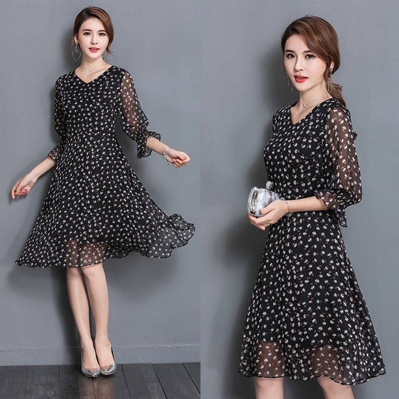 Dress4294 เดรสยาวทรงสวยลายดอกไม้เล็กๆ พื้นสีดำ แขนยาวสี่ส่วนแต่งระบาย คอวีใส่แล้วดูผอมเพรียว ซิปหลังใส่ง่าย เย็บติดซับในอย่างดีทั้งชุด ผ้าชีฟองเนื้อนุ่มมีน้ำหนักทิ้งตัว งานดีใส่สวยดูเรียบหรู งานสวยใส่ได้ทุกโอกาส