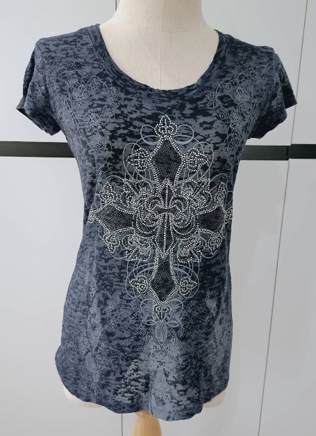 เสื้อยืด แฟชั่น ผู้หญิง เสื้อยืดมือสอง ติดกลิ๊ตเตอร์ แบบสวย ดีไซน์เก๋ รอบอก 30 เสื้อผ้ามือสอง สภาพดีเคลียร์ตู้ 382932