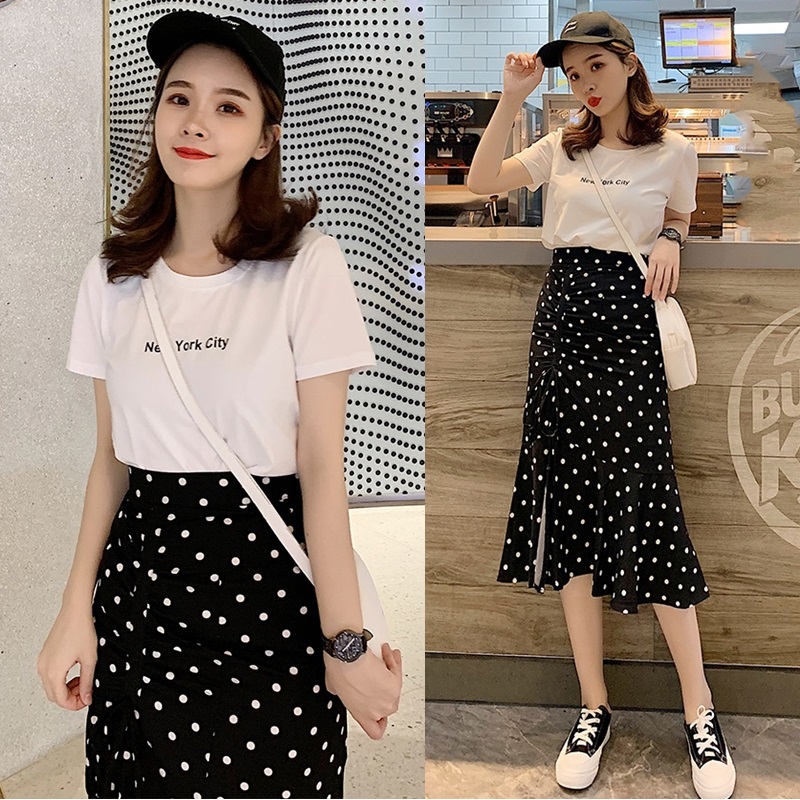 Set_bs1747 ชุดเซ็ท 2 ชิ้น(เสื้อ+กระโปรง) เสื้อยืดแขนสั้นสีขาวอกพิมพ์ลายตัวอักษรผ้าคอตตอนเนื้อดีนุ่มยืดหยุ่นสูง กระโปรงเอวสูงชายระบายลายจุดสีดำ ซิปหลัง มีซับใน ผ้าโพลีเนื้อดีเรียบสวยไม่ยับง่าย งานดีทรงดีลายสวย ดีเทลเก๋ๆ ดีงาม แมทช์ได้ลงตัว