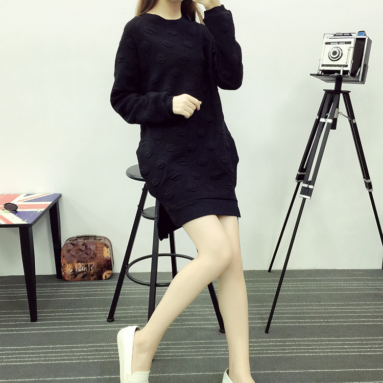 เดรสแขนยาว ทรงน่ารัก มีสีขาวกับสีดำ ผ้า cotton ผสมใยสังเคราะห์ นุ่มลื่น มีเท็กเจอร์ในตัว ผ้าหนานุ่ม ยืดได้เยอะ same pic