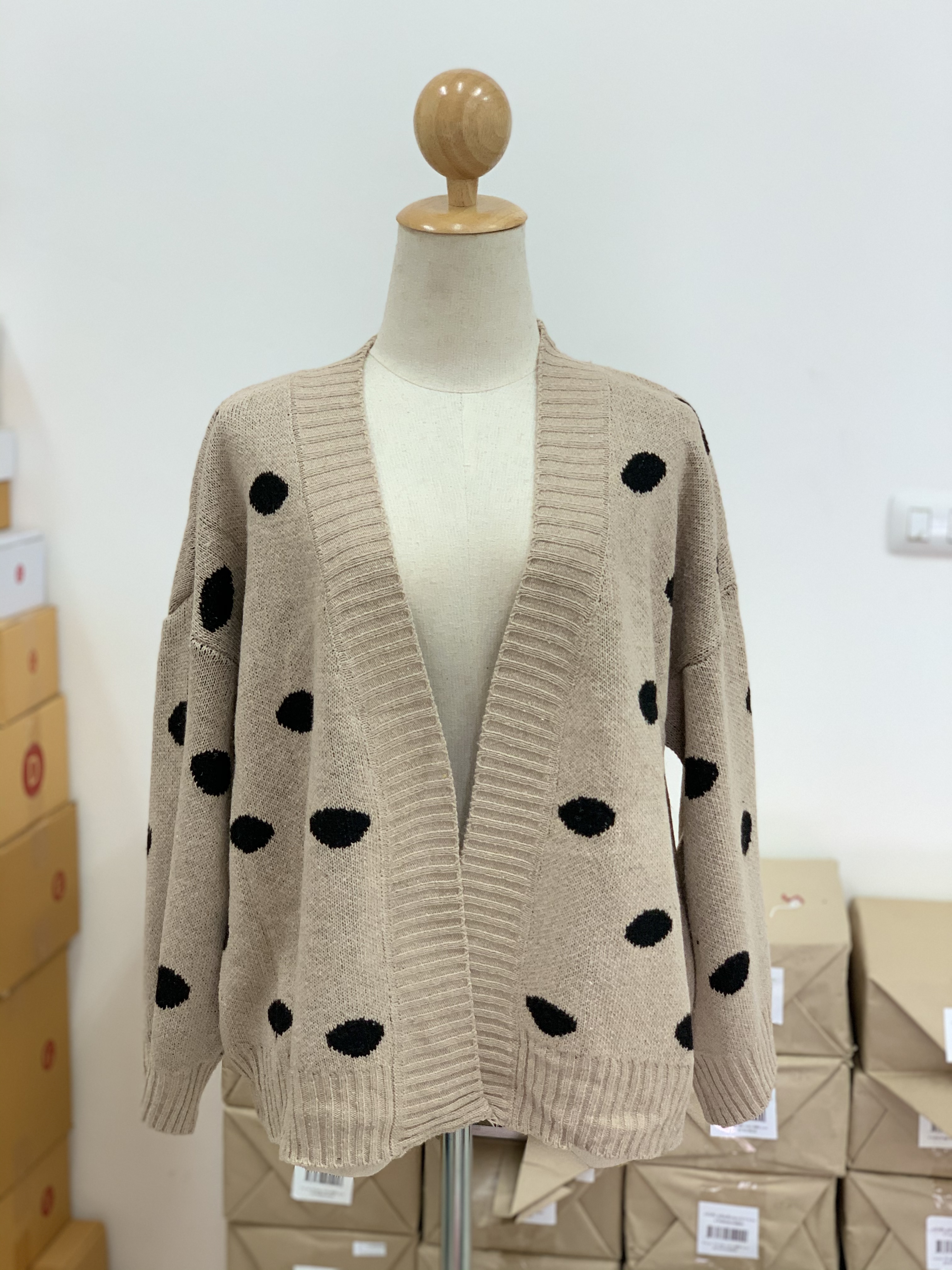 เสื้อกันหนาวไหมพรมถัก ทรงสวย แบบน่ารัก ทอลายจุด พร้อมส่ง สีครีม ลายน้ำตาล