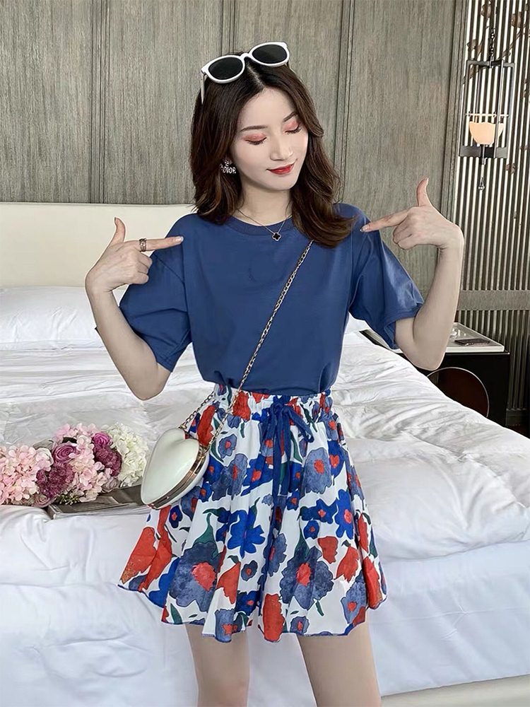 Set_bp1788 ชุดเซ็ท 2 ชิ้น(เสื้อ+กางเกง) เสื้อยืดแขนสั้นสีฟ้าครามผ้าคอตตอนเนื้อนุ่มยืดหยุ่นสูง+กางเกงขาสั้นทรงปล่อยลายดอกไม้เอวยืดมีซับในผ้าสลาฟเนื้อดีเรียบสวยไม่ยับง่าย งานเซ็ทเข้าชุดสุดน่ารัก ดีเทลเก๋ๆ ดีงาม แมทช์ได้ลงตัวเข้ากันดูดีที่สุ