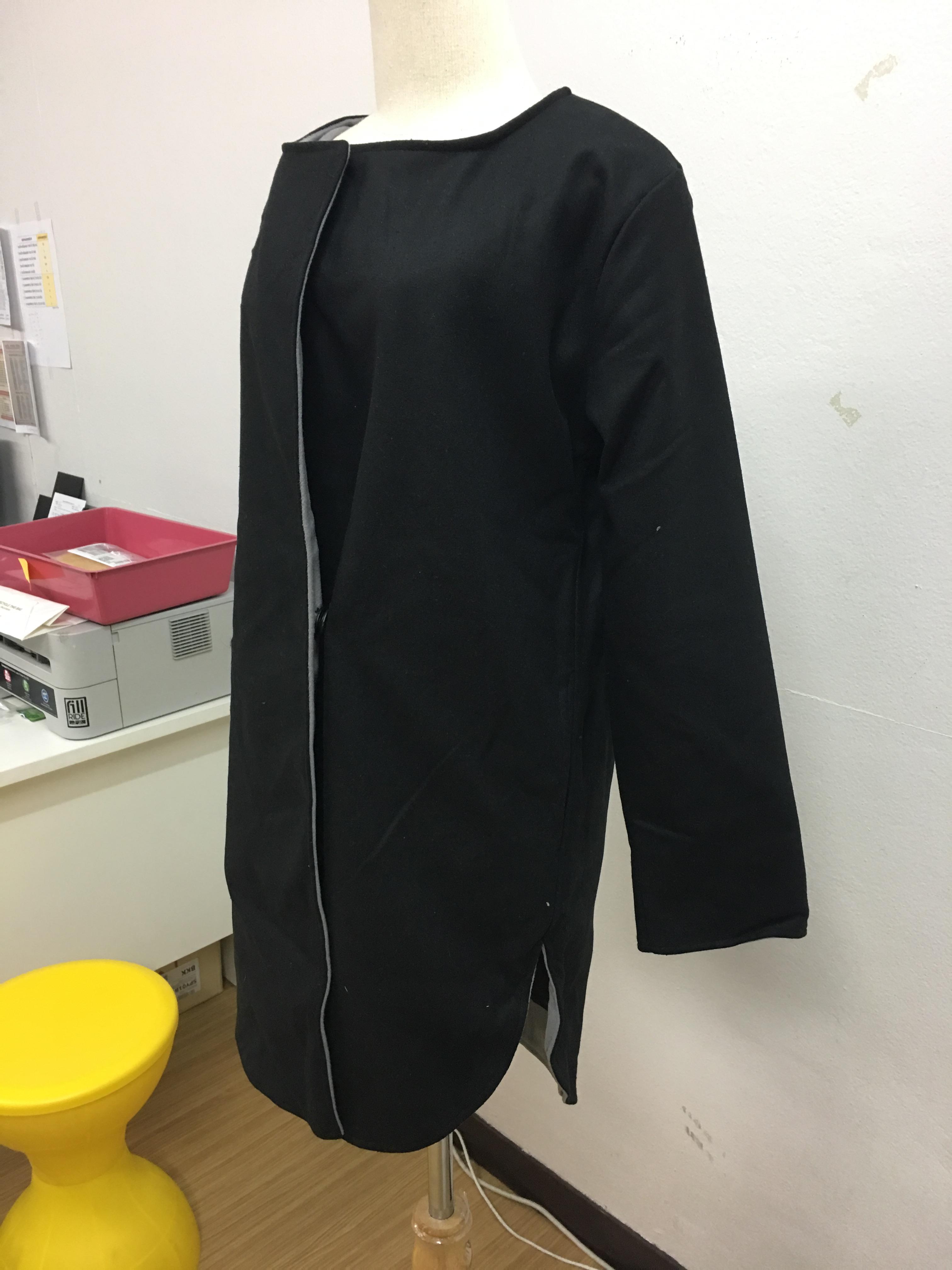 เสื้อโค้ทกันหนาว สีดำเทา ทรงยาว ผ่าข้าง ด้านนออกเป็นผ้าวูลผสมสักกะหลาด ขอบด้านในเป็นผ้าสำลี บุซับในกันลม พร้อมส่งจ้า